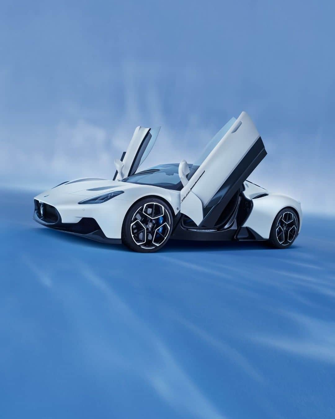 Maserati Japan | マセラティ ジャパンのインスタグラム：「Let the new race begin. #NewYearsDay #MaseratiMC20 #maserati」