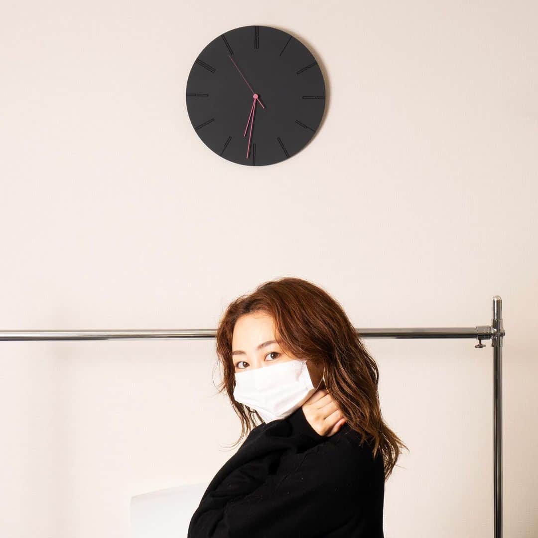 樹麗のインスタグラム：「モーこんな時間！ あけましておめでとうございます🐮  2020年は 葛藤ももちろんでしたが、  大切な人が ものが "在る"という 感謝も感動もあって とても心が動いた 心ではギュー🐮っとハグを交した そんなはじめましての年でした。  2021年 一分一秒を大切に重く。 今年はまた新しいそれはそれは素敵な はじめましての景色を見るぞ！ うっしっしー🐮  私に関わってくれて、 たっくさんの元気をくれる皆様！！ いつもいつもほんとおおおおに 有り難うございます。  本年度も何卒、何卒！！ 宜しくお願い致します🙈  #2021  なんだかんだ#ダジャレが一番#🐮」