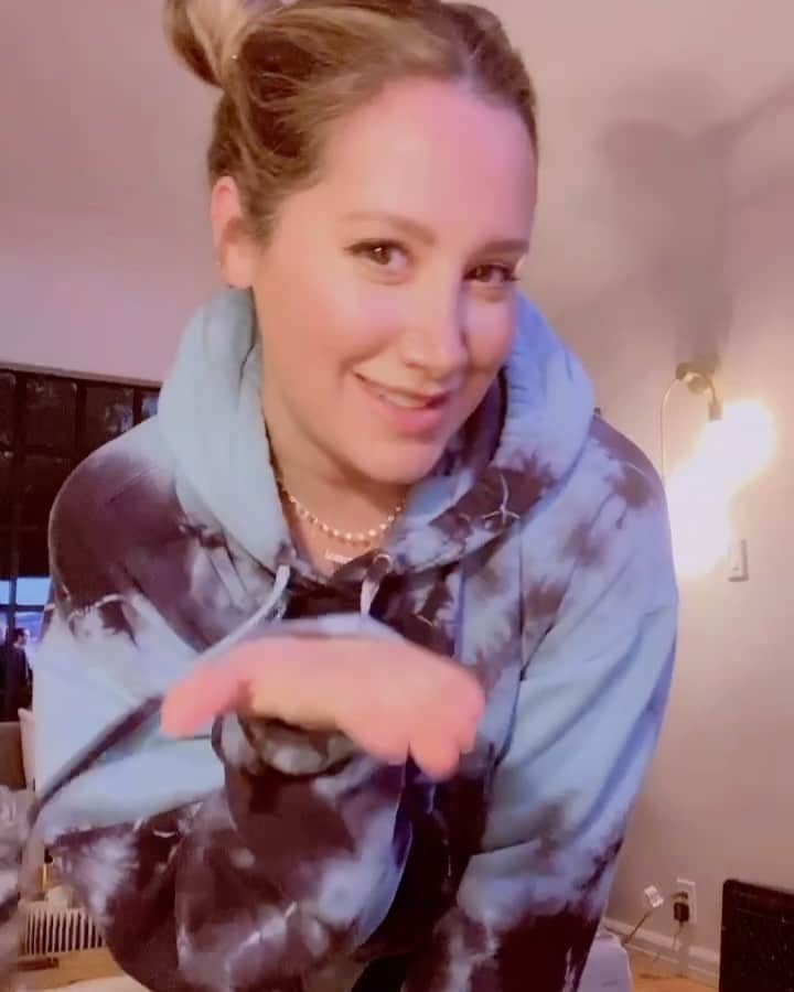 アシュレイ・ティスデイルのインスタグラム：「2021 vibes ✨ ✨ Happy New Years!!!」