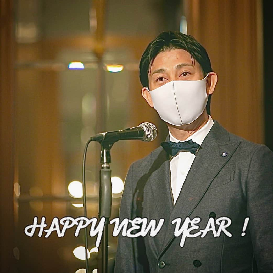 百瀬俊介さんのインスタグラム写真 - (百瀬俊介Instagram)「HAPPY NEW YEAR,🌅 FELIZ AÑO NUEVO,🎆  新年あけましておめでとうございます㊗️ 昨年は地球の大殺界かと思うほど目に見えないウィルスに脅かされた一年。 振り回された一年。 制限の一年でした。 誰にとっても感染リスクがありまさに明日は我が身。 日常の常識、習慣、生き方そのものが変わったのではないでしょうか？ 人間にとって不便は善か悪か？ 決して悪ばかりではないでしょう。 不便や日常の常識が変わればその日常の過ごし方を考えるようになりより良いことを考えるキッカケができる物です。 考える力が付くと知恵がつき質が上がる。 丁寧という大切さを現代の僕たちは忘れかけているのかもしれない。 今年は自分自身も意識して何事も考えるという一手間を加えていきたいと思う。 必要のない物をさらに断捨離！ 身軽な自分になること。 限られて時間をどう過ごすか？ 充実な未来に繋がるための投資をしていける一年になるように心がけていこう。 勝手な自分のぼやきですが2021年も叱咤激励、ご指導ご鞭撻のほどよろしくお願い申し上げます。  #新年 #あけましておめでとうございます」1月2日 1時04分 - momose_shunsuke