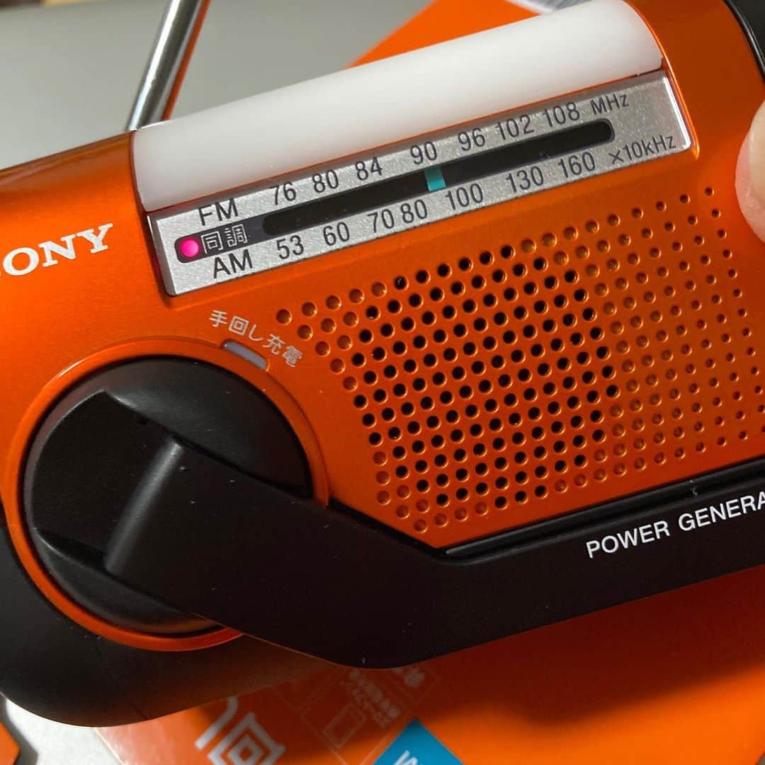 佐藤竜雄のインスタグラム：「ラジオ購入。ワイドFM音いいね。やはりウェブラジオよりもオンタイム。これで明日は箱根駅伝！ #音声はラジオ #映像はテレビで #柏原竜二 #実況楽しみ #防災ラジオ」