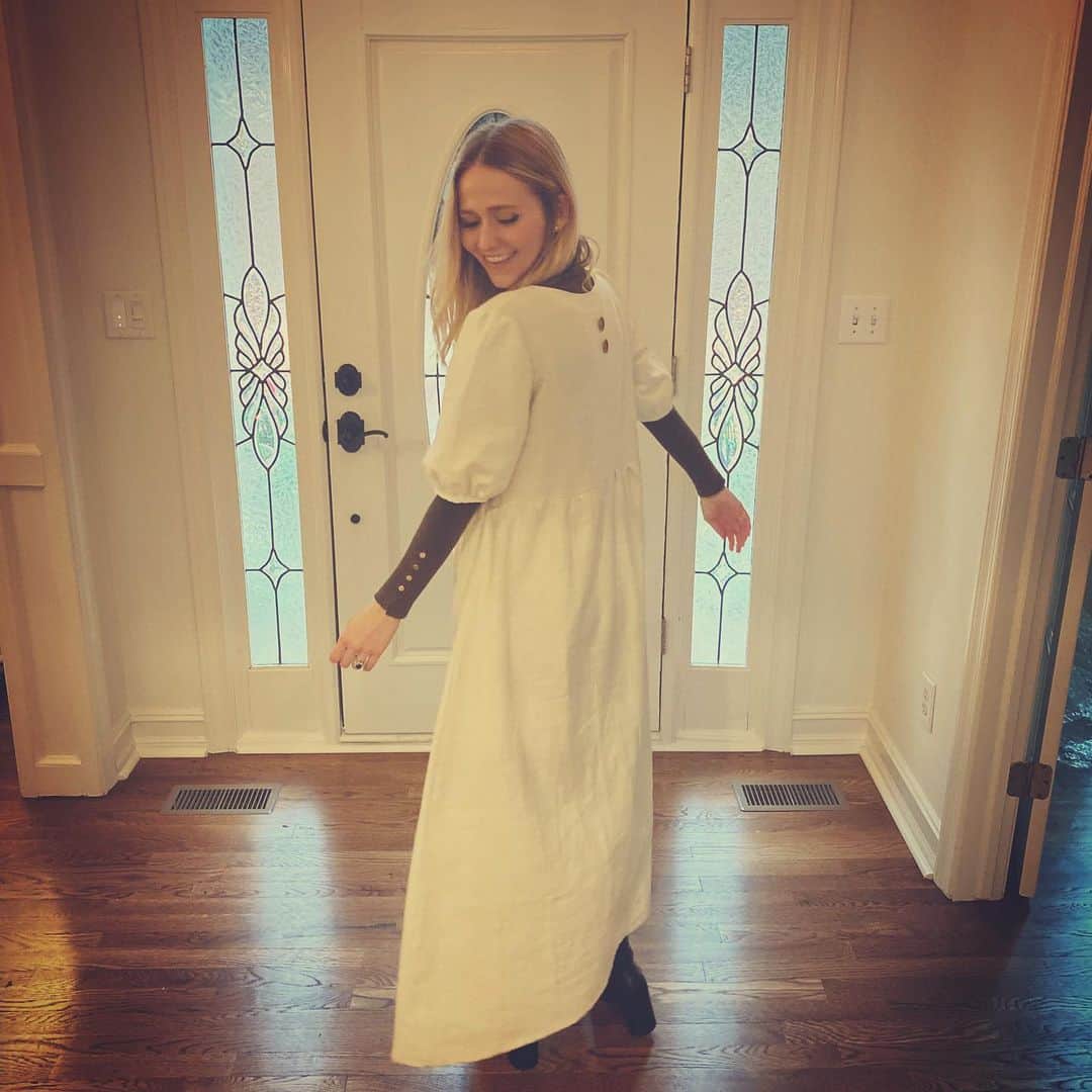 ジョアンナ・ブラッディのインスタグラム：「Dancing into 2021 💃🏼 Hope this year brings much love and peace to everyone!  Dress by @danielabobadilla」