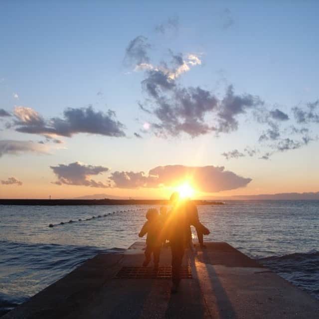 のインスタグラム：「Morgenspruch.  #rudolfsteiner  シュタイナー学校で毎朝歌う朝の詩。 日本でも、ブラジルでも、そして今 ドイツで子供達が歌っています。  8年前、まだブラジルに引っ越したてで、ポルトガル語がわからなかった時にも、この朝の詩は真っ先に聞き覚えて繰り返していました。 言葉には力が宿るのは、日本語だけではないのかもしれません。  意味などわからなくてもよくて、 なんとなく繰り返すうちに、 何かが自分の内側から生まれるような、 内側と響き合うような、 お経もマントラもそう言うものかも しれませんが、 その時々で意味の捉え方も変化しながら 言葉の持つ見えない何かと共に生きる。 それが何なのかはわかりませんが、 私はこの詩と共に子供と生きてきたのだと それは私に力をくれていたと 思います。  生きること、育むこと。 それを支えてくれるものは お金とか、学力とか、知識とかだけでなく 目に見えない何か。 私はそう思います。  エビデンスの重視される世の中だからこそ、 人間の中にある確かな感覚を認めていきたい。大事にしたい。 それは野生とか智慧とか そう言う類のものではないかと。 それがこれからの子育てに益々大切なんではないかとそう思えてならないのです。  宗教だとか、神様だとか、怪しいとか、怪しくないとか。 そう言うことを超えた自然と人に備わっている尊い感覚を大切にできたら。と。  朝の詩  太陽の素晴らしい光 それが私の1日を照らします。 心の中の精神の力 それが手足に力を与えます。 太陽の光の輝きの中で 神様、私は人間の力を畏れ敬います。 それはあなたが私のために心に植えてくださいました。 私がよく働き、よく学べるようにと。 あなたから光と力がやってきます。 愛と感謝があなたに流れていきますように。  #子育て #見えない #ものに #寄り添って #育む #生きる #海外 #ママライフ #シュタイナー #教育 #ベルリン #ドイツ」