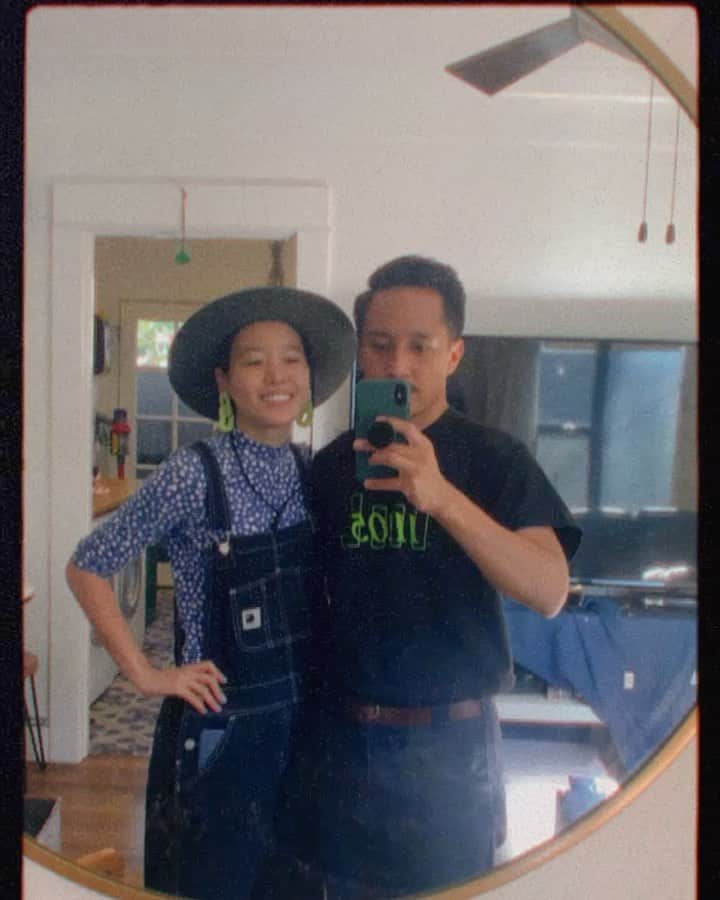 ショーン・エバリストのインスタグラム：「🎊 Happy New Year to everyone out there! 2021, stepping in slowly...👞😬👀  Looking forward to more loving moments like this. I love you Aye Chan, I’m so thankful to be with you, I’m so lucky to have you in my life💗 Thank you for holding my heart, especially this past year. @ayehasegawa 2021 lets do this🎆」