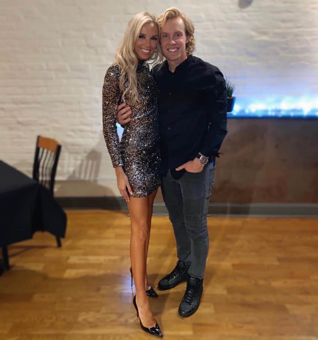 Elise Lobbのインスタグラム：「Thank you for all the birthday wishes !! So blessed to have such amazing friends and family to make my day so special !! 💖🎉✨  Even though 2020 was a crazy year.. the silver lining was that I got to marry my best friend! Hope everyone stays safe and healthy !🤍  🎊✨HAPPY NEW YEAR !✨🎊 #happynewyear」