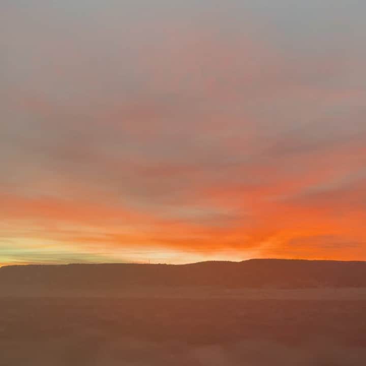 チャンルーのインスタグラム：「2021 sunrise 🌅 HNY 🧡」