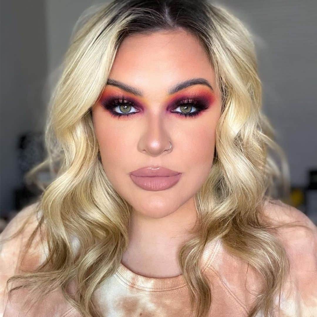 LiveGlamのインスタグラム：「If looks could kill 😍🔥 @allythingsbeauty rockin our “Kiss-a-Latte” and “Hot Cocoa” lippies 💋✨ #LiveGlamFam」