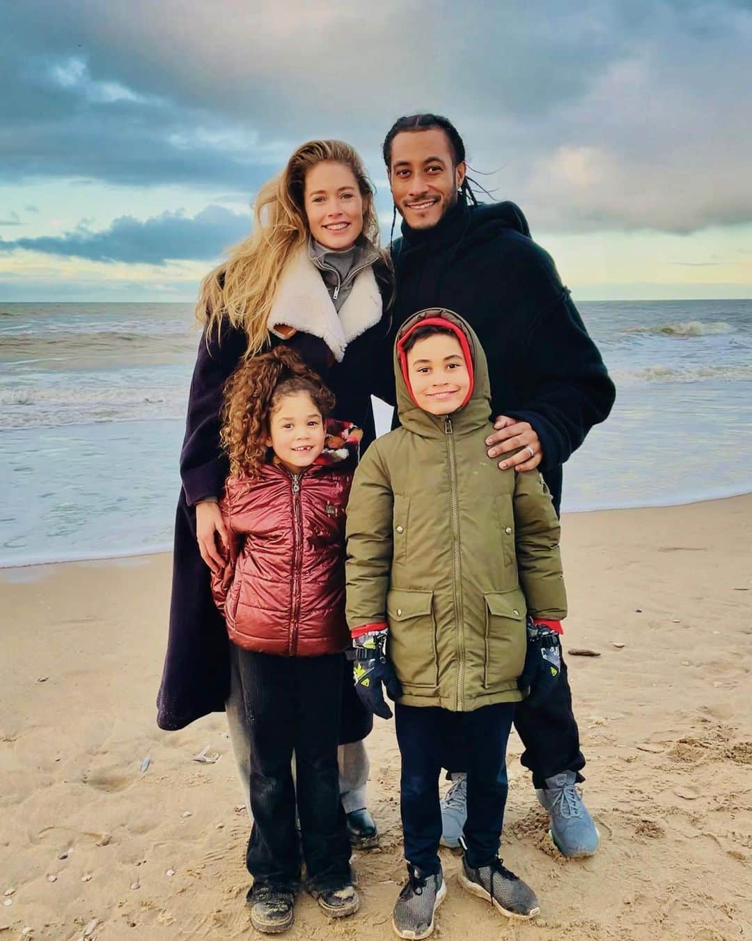 サネリー・ジェームズのインスタグラム：「Happy New Year! ♥️ More love, less judging and cherish what you have. Blessings and much love!」