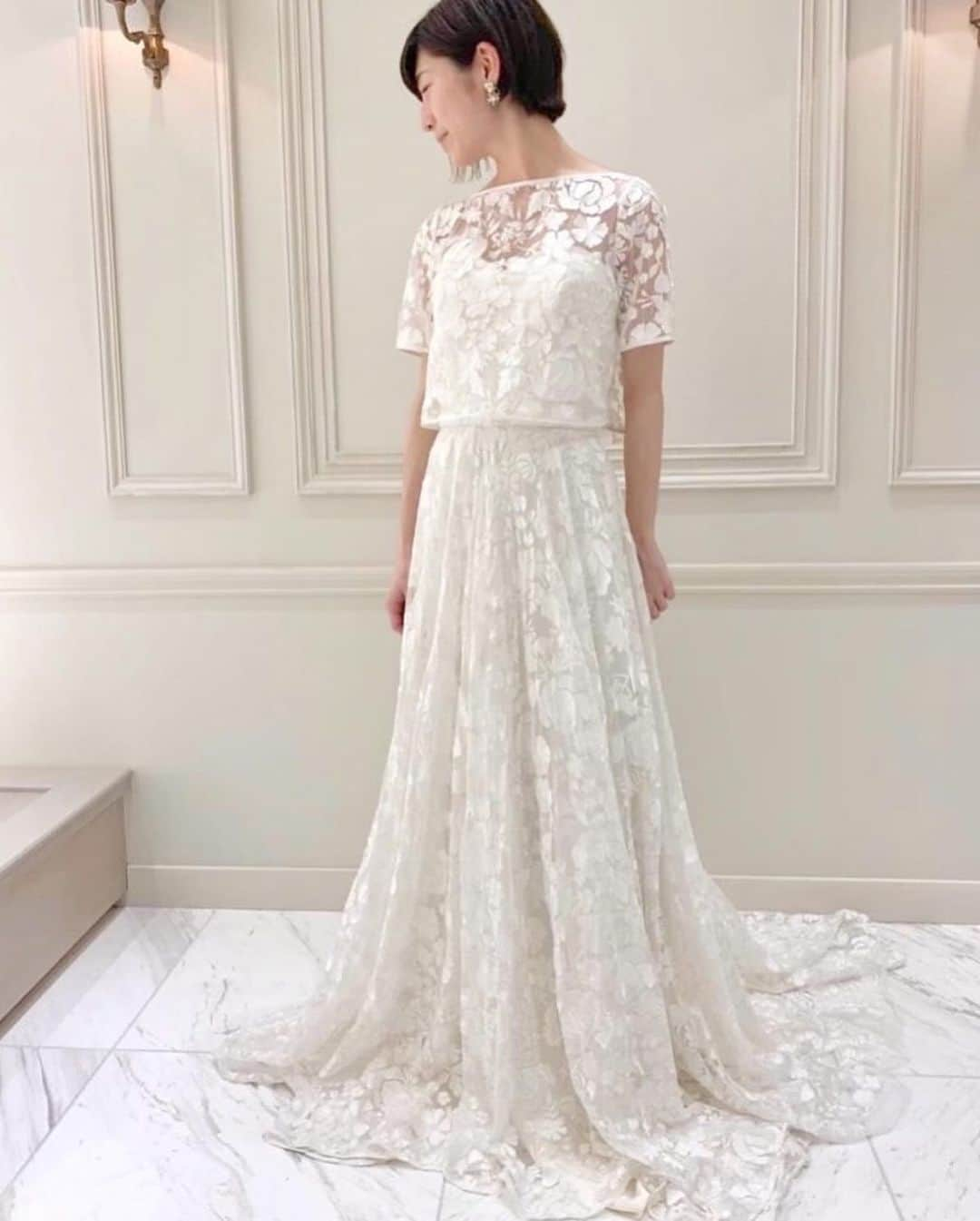 Dresses (ドレッシーズ)さんのインスタグラム写真 - (Dresses (ドレッシーズ)Instagram)「少人数の結婚式におすすめ♡  #スレンダーライン のドレスをご紹介します！  ～スレンダーラインとは？～ トップからスカートまで、ストンとしたラインのドレス✨  ガーデンウェディングや、レストランウェディングなどにもおすすめ✨  Dressesでは、本日ご紹介できなかった #スレンダーラインドレス もたくさんご紹介しております♡  ドレスのお問い合わせは @dresses_weddingdress にDM💌 Dresses割引ございます!! ※諸条件あります お気軽にお問い合わせくださいませ。  ______________  @dresses_weddingdress では、毎日ドレスを更新中✨ ホーム画面のURLよりご覧頂けます。 1,700着以上のウェディングドレス、カラードレスが掲載されています。 ドレスをお探しのプレ花嫁さま、是非覗いてみて下さい！ 掲載ドレスのご試着も承っております。 お気軽にお問い合わせくださいませ🕊  ______________  ドレスは絶対に後悔したくない方の為の結婚式場紹介サービス始めました！  #ドレス選びから始める結婚式場探し @dresses_weddingdress のInstagramに掲載している #antonioriva や #mirazwillinger など、インポートウェディングドレスがお得になります✨ おしゃれな花嫁様のための式場紹介サービスです♡  ・紹介会場一覧▶@dresses_weddingdress Top のURLより ・Instagram▶ @dresses_concierge  ドレスを後悔したくない方、好きなドレスをお得に着たい方、 @dresses_concierge へDMにてお気軽にお問い合わせください♡ *⠀ #インポートドレス #2021婚 #2021春婚 #2021夏婚 #ウェディングドレス #ハーフペニー #ガーデンウェディング #レストランウェディング #スレンダーライン」1月2日 1時30分 - dresses_weddings