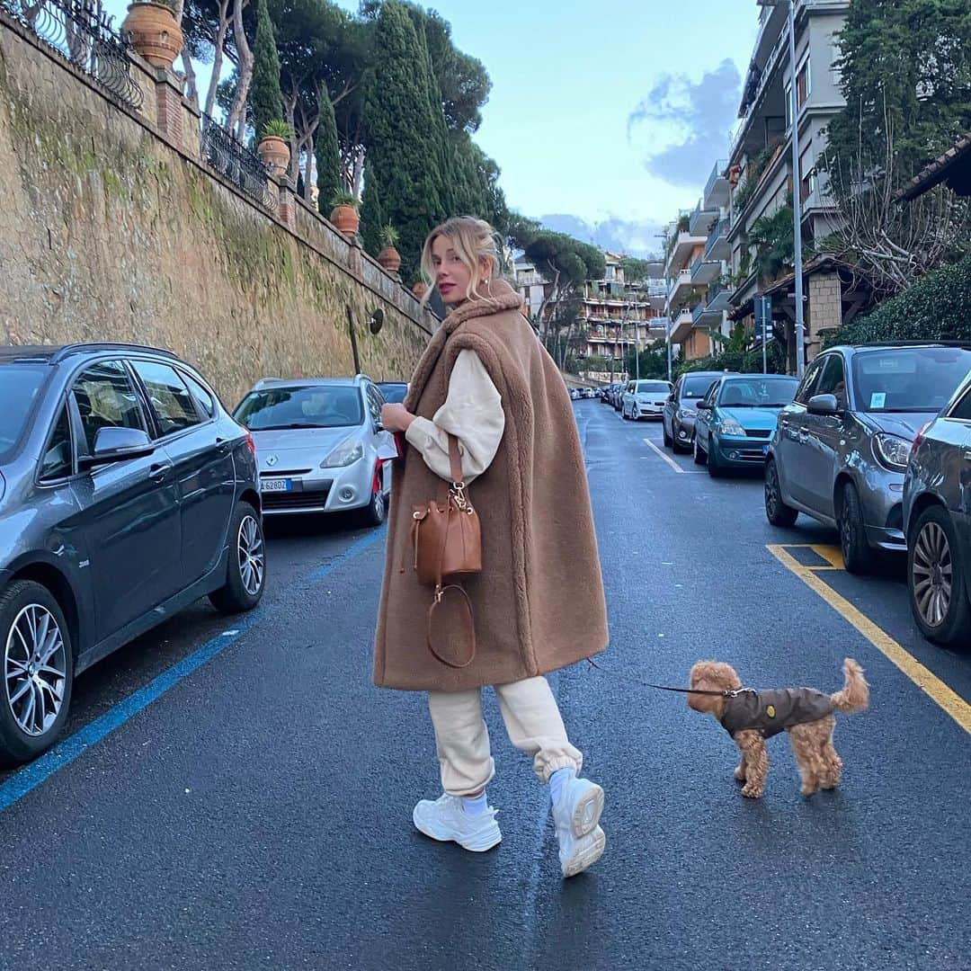 Alessia Marcuzziさんのインスタグラム写真 - (Alessia MarcuzziInstagram)「Prima passeggiata del 2021🐶 #brownie」1月2日 1時43分 - alessiamarcuzzi