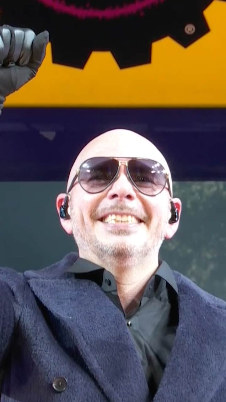 ピットブルのインスタグラム：「Last night was truly an honor to perform in Times Square for our first responders. Happy New Year to everyone around the globe. Let’s make 2021 Primetime! Dale! #HappyNewYear #2021」