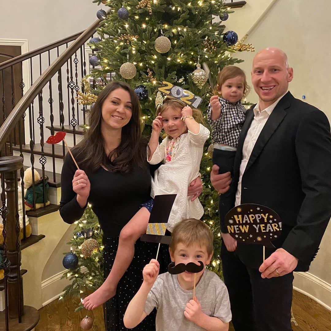 ブラッド・グザンのインスタグラム：「Wishing everyone a healthy, safe and prosperous 2021!  2020 was a crazy and difficult year for everyone, but here’s to looking at a bright 2021! 🥂🍾」