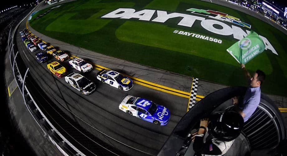 Daytona International Speedwayのインスタグラム：「@stenhousejr leads the field to green in the 2020 Daytona 500」