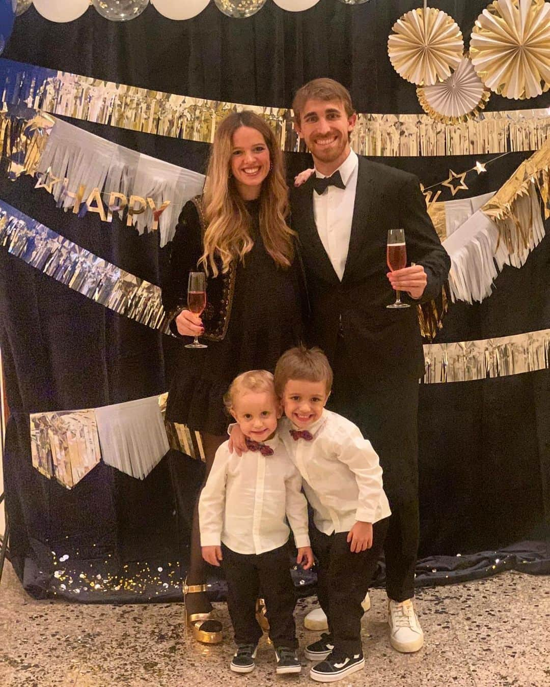 マルク・ムニエッサのインスタグラム：「Feliç 2021 a tothom!! We wish you all the best 🎊🥂👨‍👩‍👦‍👦」