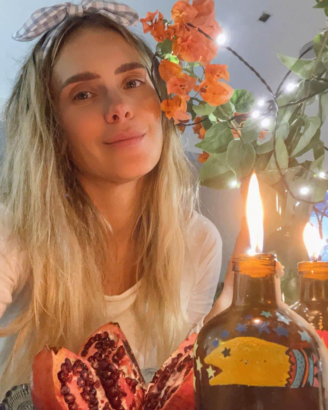 カロライナディークマンのインスタグラム：「botei uma roupa enfeitada. me olhei no espelho; ensaiei sorrir pra acreditar... desisti. um jeans e uma camiseta me farão melhor companhia; pensei. maquiagem? nem tentei. não quero nada, disse pra mim: só amor e verdade. e pro mundo todinho, peço saúde,  paz  e vacina.. pode ser? que nosso ano seja  mais love e menos look. feliz novas oportunidades de estarmos presentes, amores... e agradecer. vamos juntos!」