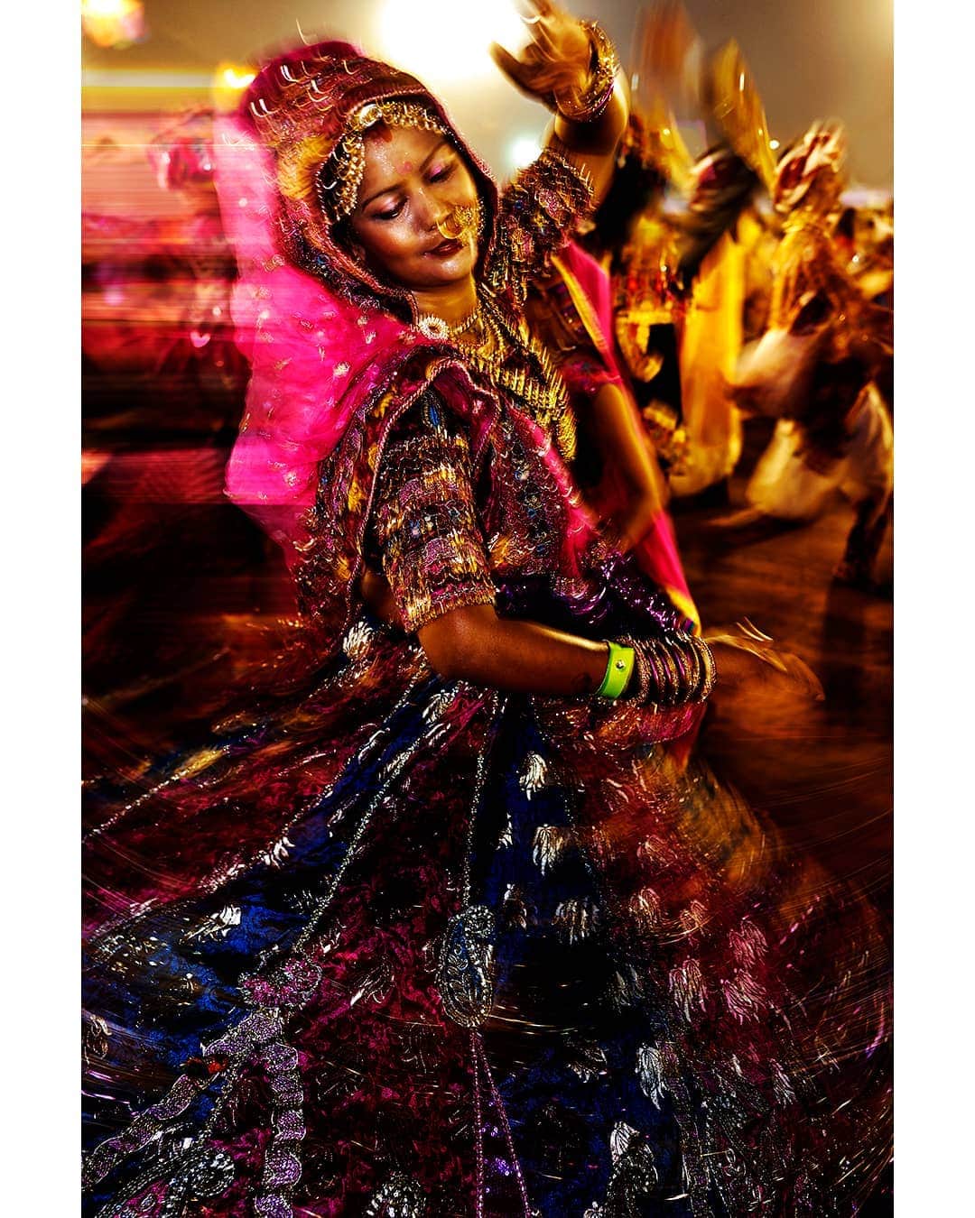 マリオ・テスティーノのインスタグラム：「I would like to start this year with an image of celebration. Garba is a folk dance performed during Navaratri, a Hindu Festival that celebrates the restoration of Dharma by goddess Durga, or the victory of Rama over Ravana. A symbol of happiness and auspicious new times.  _ Me gustaría empezar este año con una imagen de celebración. Garba es una danza folclórica realizada durante el Navaratri, festival hindú que celebra la restauración del Dharma por la diosa Durga o la victoria de Rama sobre Ravana. Un símbolo de felicidad y auspiciosos nuevos tiempos.  #ABeautifulWorld #India #GarbaDance #MarioTestino」