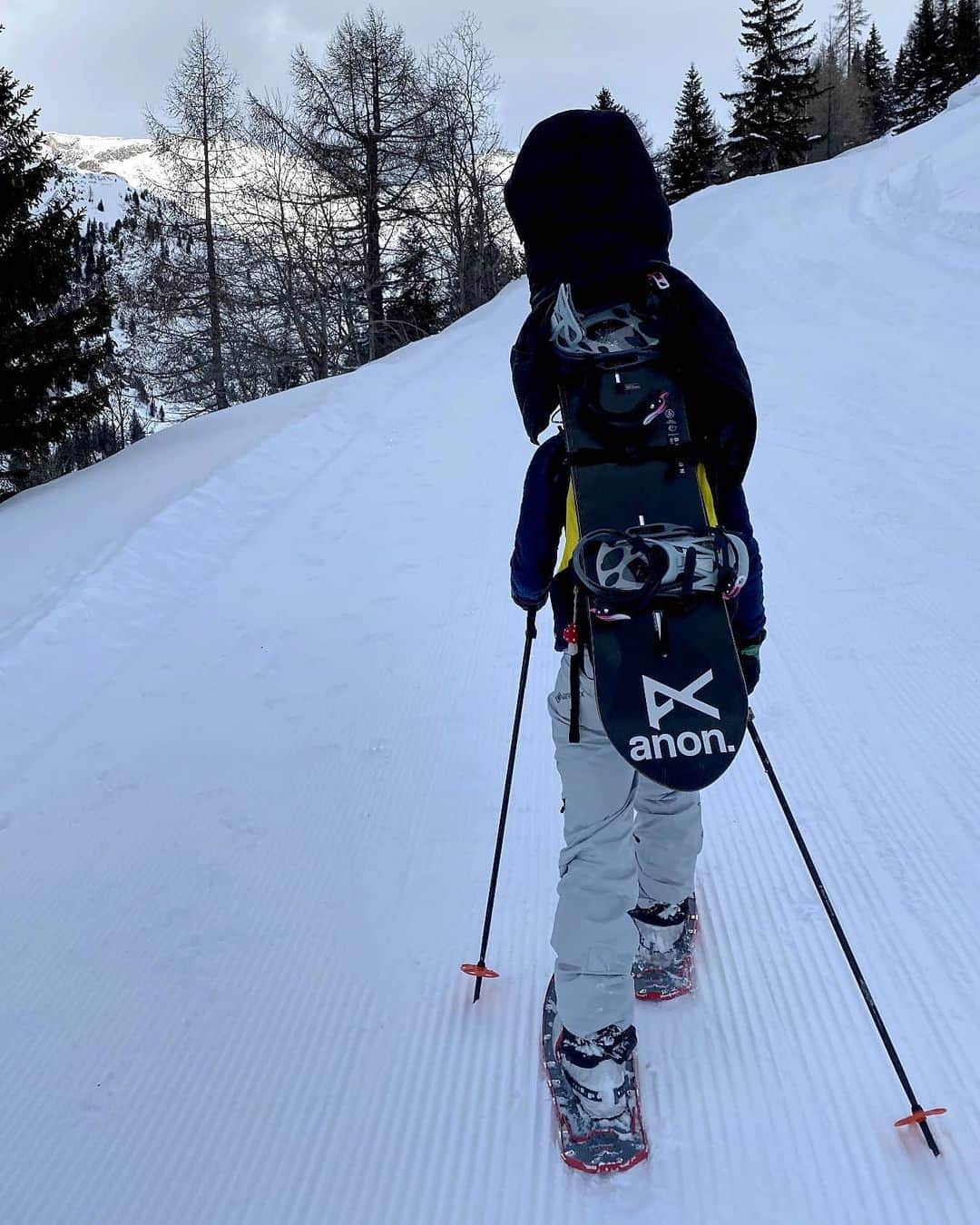 藤森由香さんのインスタグラム写真 - (藤森由香Instagram)「🥽anon　teamに移籍しました  この度eye wearをOAKLEYからanonへ移籍しましたことをご報告いたします。 Oakleyのゴーグルは私がまだSBXの選手として活動していた頃から今日まで１０年間ライダーとして長い間支えていただきました。Oakleyライダーとして活動できていたことを心より誇りに思います。本当に今までお世話になりました。 私と同じゴーグルを買ってくださった方や興味を持ってくれた方がいてとても嬉しかったです。  そして新たに今日から @anonopticsjapan のライダーとして活動させて頂く運びとなり、とてもワクワクしています。今使用しているモデルはanonのレディースモデルのWM3。磁石でレンズとフレームが付くのでレンズの変更はとても楽。フレームの色が混濁の淡い緑なのも好き！今ちょうど店頭に並んでいるので興味がある方は見ることができます🥽  ハイクアップする時にフレームはそのままでレンズだけ取り外して、滑る時にレンズをポンっとフレームに乗せるだけでいいから汗で曇る事もないので気に入っています。 これからanonライダーとして皆さんに活動を見てもらえる様精進して参りますのでよろしくお願いします!!  #anon #gogles #eyewear #snowboarding #ゴーグル #wm3」1月2日 1時48分 - yukafujiforest