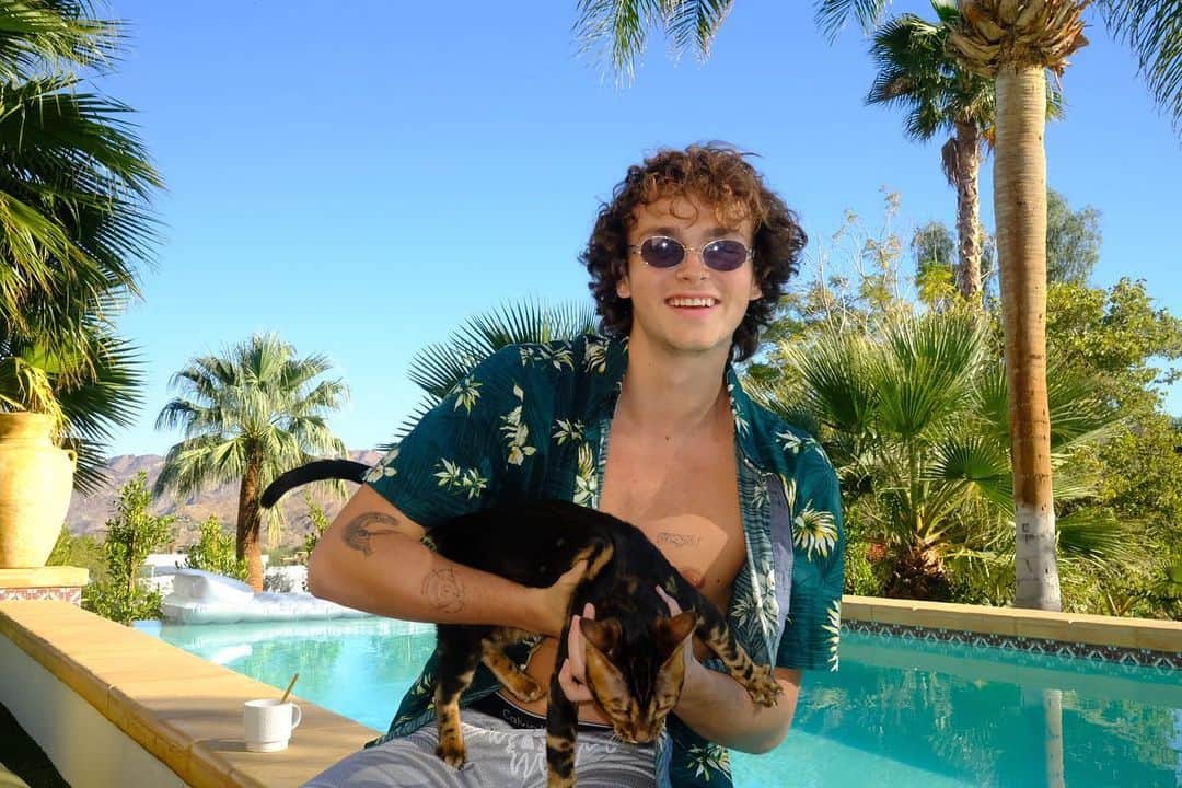Jonahmaraisのインスタグラム：「happy 2021 from me & my son 🥂」