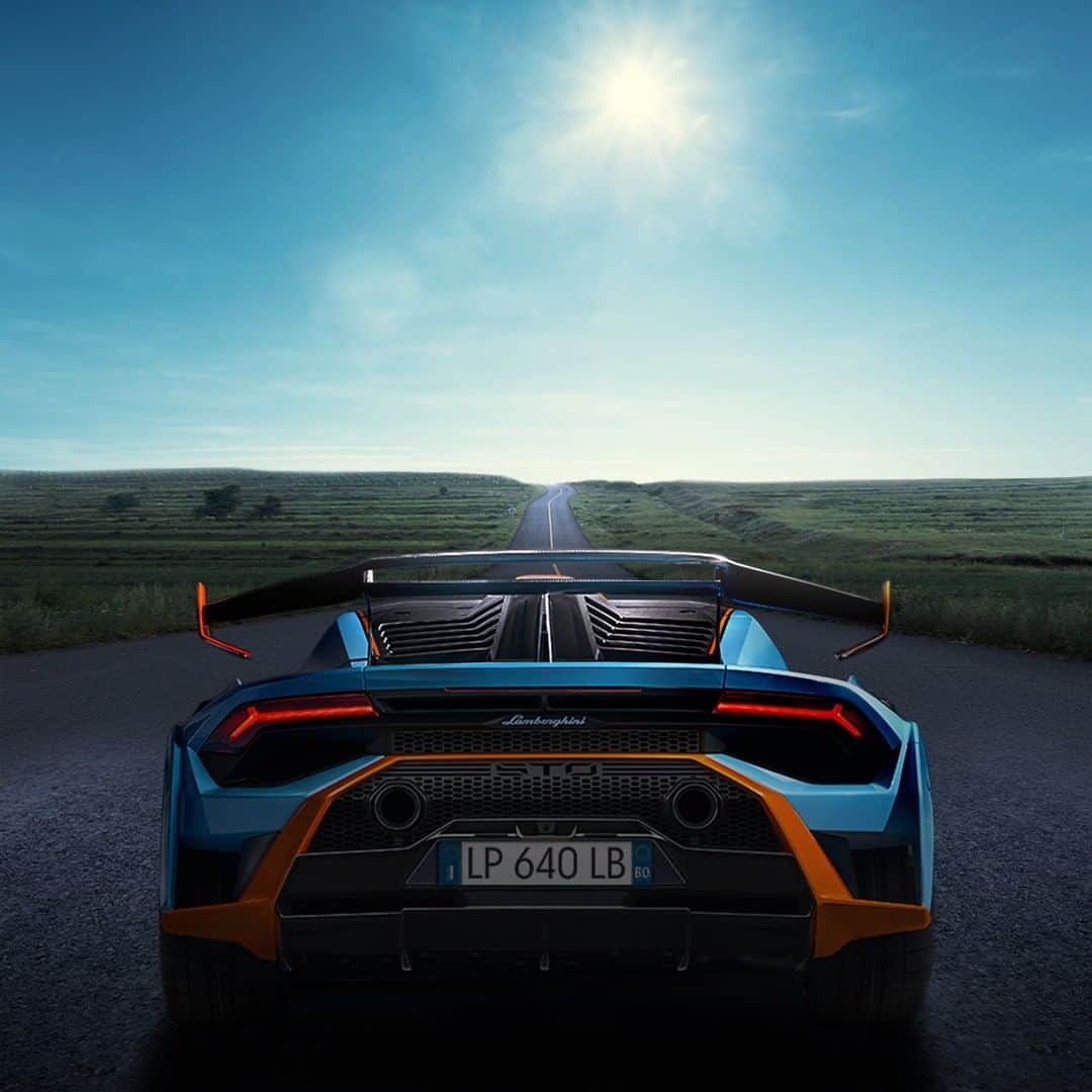 ランボルギーニのインスタグラム：「Life is a racetrack and soon it will be exciting again.  Happy New Year from Automobili Lamborghini.  #Lamborghini #HappyNewYear #Happy2021」