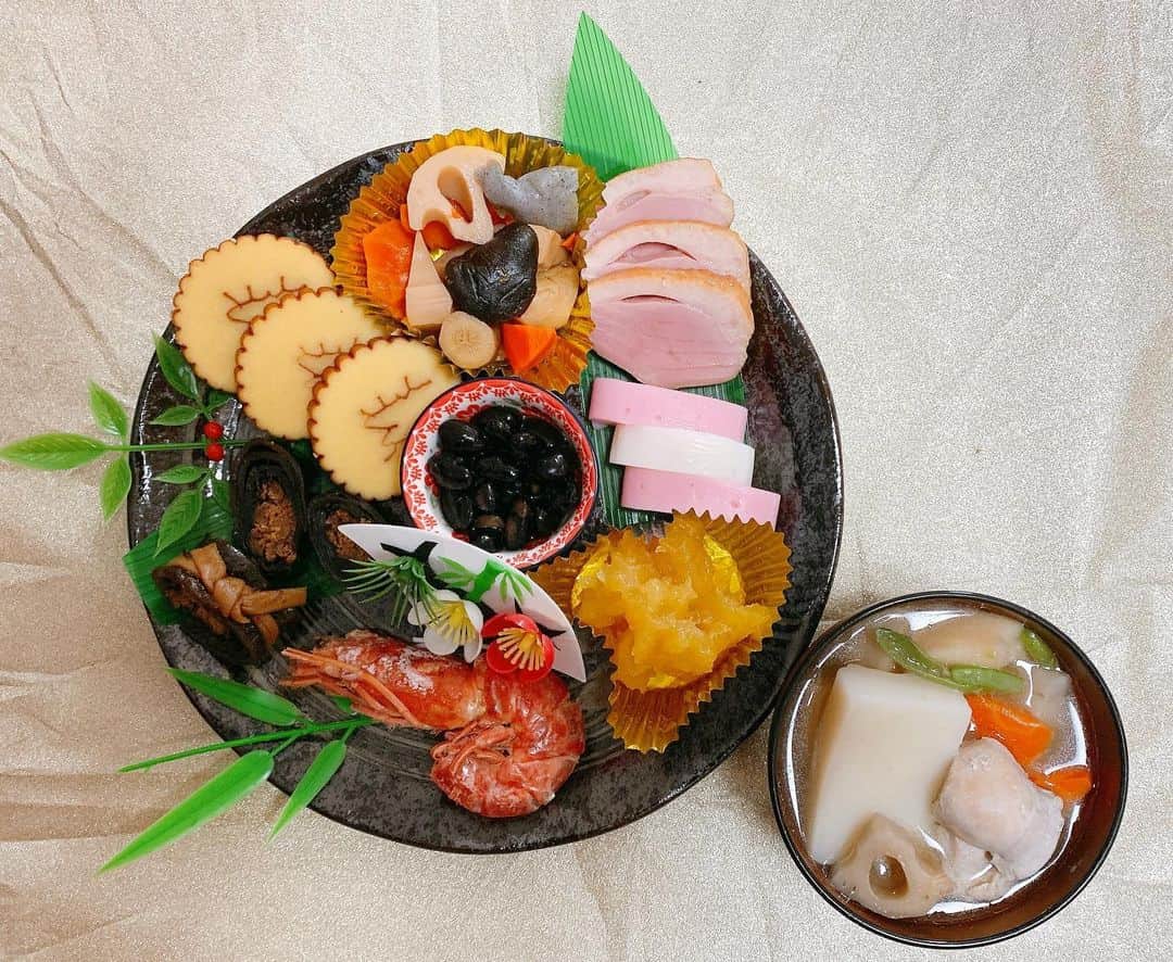 ヲヲタリンリンのインスタグラム：「皆さま 明けましておめでとうございます。  今朝は業務スーパーに感謝しながらおせちをいただきました。 お得〜 1人だからといって何もしないより何かした方が季節を感じられるのではないかなと思って、色々盛り付けました。 栗きんとん大好きです。  昨年はいろんな方々のおかげでミスヤングチャンピオングランプリになることができ、さらにヤングチャンピオンの裏表紙にも掲載させていただけました。  4月の緊急事態宣言とほぼ同時期にミスヤングチャンピオンの長期オーディションが始まり、マシェバラ公式配信も自宅から1人でリモートしたり撮影会での投票や審査もできない状況でしたので、はじめの頃はトークポートという通話アプリで失敗してしまったりと、初めてのことだらけで大変なこともありましたが、こうしてグランプリの称号をいただくことができとても嬉しいです。 たくさんたくさんありがとうございました。  1日4時間配信のルールでしたので、アルバイト前に朝活配信して、休憩にラジオ配信したり、外で配信してる時はカラスに目の前でフン落とされたことや夏場のゲリラ豪雨にあったこと、いろんなことがありましたがそれも懐かしく思います。  外で配信する時は暑いし日焼けしたくないしで、キャップの上にuvパーカーのフード被って首には扇風機という恐ろしく不審な格好でしたりしてました。 その時は配信しないと！という気持ちしかなかったので気にしてなかったけど、今思えばめっちゃ変なカッコやん  そんなこんなで2020年は、ほぼ一年間ミスヤングチャンピオンづくしでしたね。  皆さま本年も何卒宜しくお願い致します。 そして、皆さまにとっても楽しく素敵な一年となりますように。  二〇二一  元旦  #お正月　#おせち #業務スーパー  #ヲヲタリンリン #リンリン #ヲヲタヲタ #グラビア #モデル #タレント #ミスヤングチャンピオン2020 #ミスヤングチャンピオン #グランプリ #ミクチャ　#配信　#プラチナムプロダクション #グラビアコンテスト」