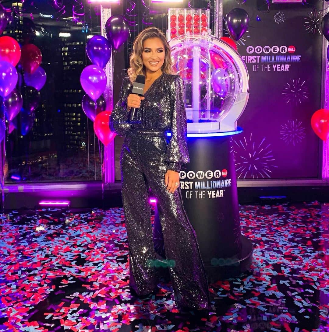 Jessie Jamesさんのインスタグラム写真 - (Jessie JamesInstagram)「Started 2021 right already!  It was such a pleasure to announce the Powerball First Millionaire of the Year again during @rockineve! #PowerballRockinEve」1月2日 1時54分 - jessiejamesdecker