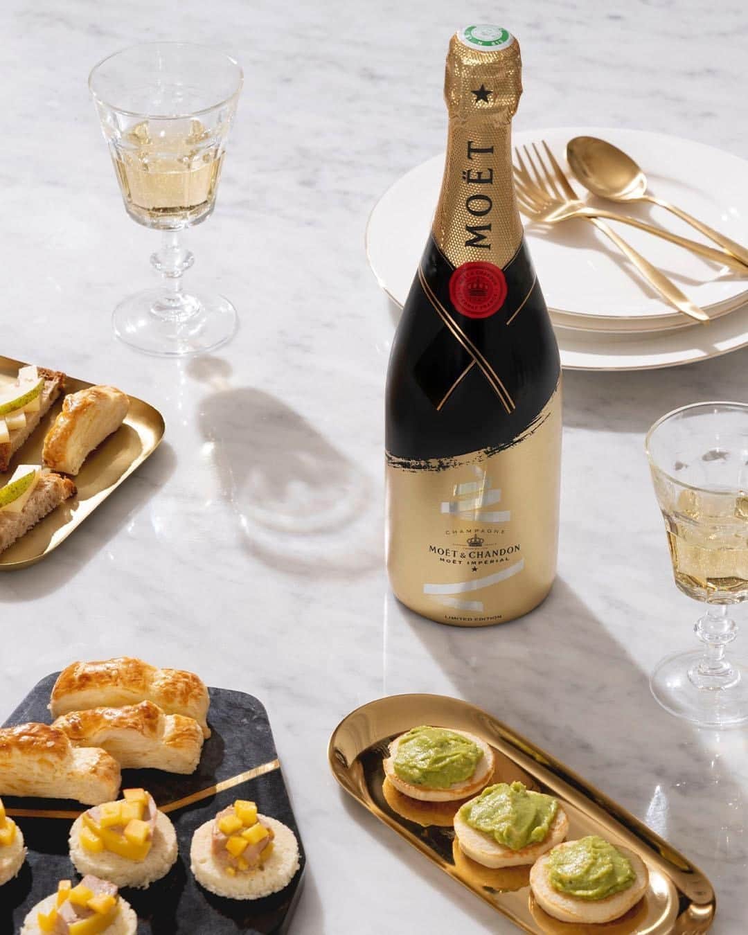 Moët & Chandon Officialさんのインスタグラム写真 - (Moët & Chandon OfficialInstagram)「Wishing the happiest of New Years to all our Moët lovers around the world. We hope you’re raising a glass of your favorite Moët champagne today, to celebrate the promise of brighter days ahead!   #MoetChandon #MoetImperial #LimitedEdition #AtHomeWithMoet . This material is not intended to be viewed by persons under the legal alcohol drinking age or in countries with restrictions on advertising on alcoholic beverages. ENJOY MOET RESPONSIBLY」1月2日 2時00分 - moetchandon