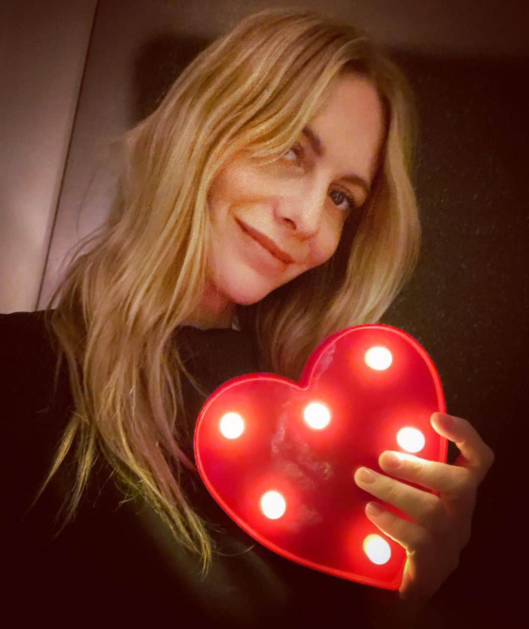 ポピー・デルヴィーニュさんのインスタグラム写真 - (ポピー・デルヴィーニュInstagram)「Sending endless LOVE & LIGHT to you all this New Year’s Day... 2021, we’ve fucking got this... ⭐️」1月2日 2時04分 - poppydelevingne