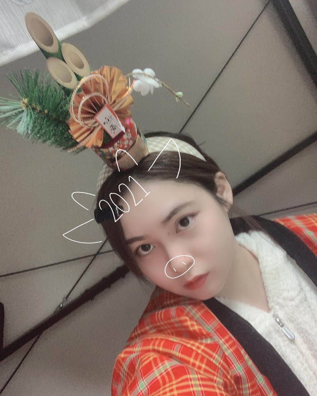 ヲヲタリンリンのインスタグラム：「新年1回目の配信ということで画面上にお正月らしさが欲しくなり、カチューシャに門松を着けて配信しました。  ミクチャ内で皆さんと乾杯もできましたし、20万pt突破の3位で終了という良いスタートがきれました。  ありがとうございました！  本日から山手線内広告掲載キャンペーンも実施中でございます🎁 是非ご参加くださいませ💃  #お正月　#門松  #ヲヲタリンリン #リンリン #ヲヲタヲタ #グラビア #モデル #タレント #ミスヤングチャンピオン2020 #ミスヤングチャンピオン #グランプリ #ミクチャ　#配信　#プラチナムプロダクション #グラビアコンテスト」