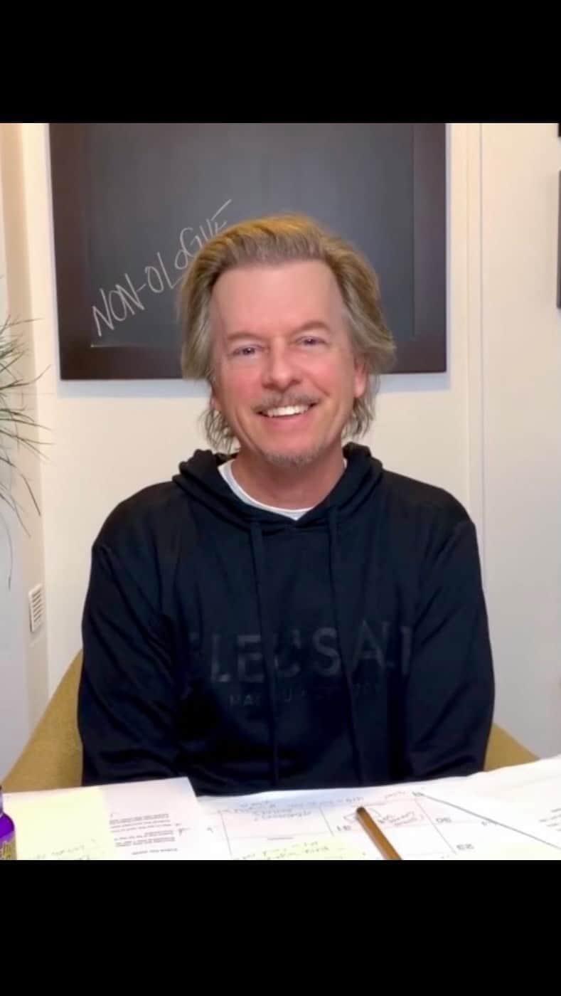 デヴィッド・スペードのインスタグラム：「A few jokes and thoughts to kill time today. It’s a little long but who cares, you’re hungover.  Ps @cobrakaiseries and @wilfredburr tomro jan 2 #thenetflixafterparty @netflixisajoke」