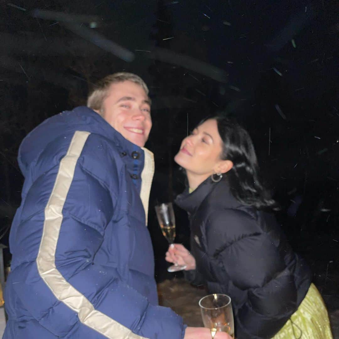 フェリックス・サンドマンさんのインスタグラム写真 - (フェリックス・サンドマンInstagram)「Here are some shots of me and my love on NYE! HAPPY NEW YEAR TO YOU ALL <3 Not even gonna leave a comment about 2020... except that I am so thankful for all the support this year, from all of my fans/supporters/followers, from my family and from friends I work with and friends I don’t. There’s been a lot of highs and lows, per usual, but I feel like I’ve learned a lot this year and rn it feels like I’m in a much better place mentally + overall in my life than I was a year ago. Shit, a lot of bad things have happened all over, but also a lot of good things. To name a few, Argentina voted yes to legalize abortion which is fucking amazing. @musikhjalpen gave me and I think a lot people, an eye-opening experience when raising money and awareness to big important issues regarding health-care for people around the world. We raised 48+million SEK (!!!), it really showed how much good there is in us people and that together we can really accomplish good things. It was a lifetime experience, thank you to everyone involved, the public and the crew <3  Last (if you’re still reading lol), I dropped my new single ‘RELATIONS’ with @astridsofficial, I hope u love and listen to it as much as I do, feels great to drop music again and start the next era with a lot more coming. The song was featured in @netflix ‘Home For Christmas 2’ which I also play a part in. Go watch it if you haven’t already. 2021 WE CONQUER THE WORLD TOGETHER!!! That’s all. 💁‍♀️」1月2日 2時11分 - felixsandman