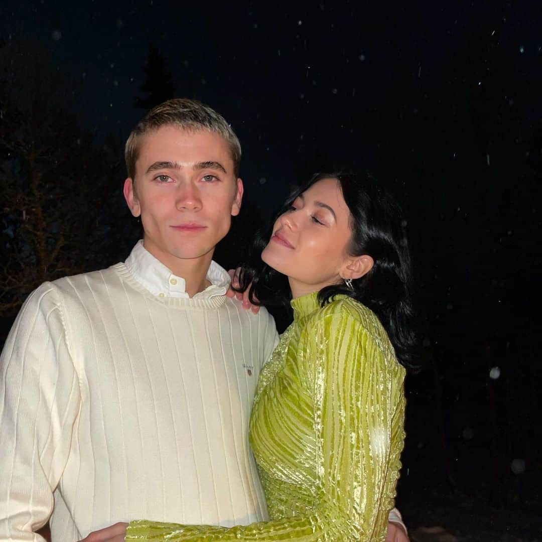 フェリックス・サンドマンのインスタグラム：「Here are some shots of me and my love on NYE! HAPPY NEW YEAR TO YOU ALL <3 Not even gonna leave a comment about 2020... except that I am so thankful for all the support this year, from all of my fans/supporters/followers, from my family and from friends I work with and friends I don’t. There’s been a lot of highs and lows, per usual, but I feel like I’ve learned a lot this year and rn it feels like I’m in a much better place mentally + overall in my life than I was a year ago. Shit, a lot of bad things have happened all over, but also a lot of good things. To name a few, Argentina voted yes to legalize abortion which is fucking amazing. @musikhjalpen gave me and I think a lot people, an eye-opening experience when raising money and awareness to big important issues regarding health-care for people around the world. We raised 48+million SEK (!!!), it really showed how much good there is in us people and that together we can really accomplish good things. It was a lifetime experience, thank you to everyone involved, the public and the crew <3  Last (if you’re still reading lol), I dropped my new single ‘RELATIONS’ with @astridsofficial, I hope u love and listen to it as much as I do, feels great to drop music again and start the next era with a lot more coming. The song was featured in @netflix ‘Home For Christmas 2’ which I also play a part in. Go watch it if you haven’t already. 2021 WE CONQUER THE WORLD TOGETHER!!! That’s all. 💁‍♀️」
