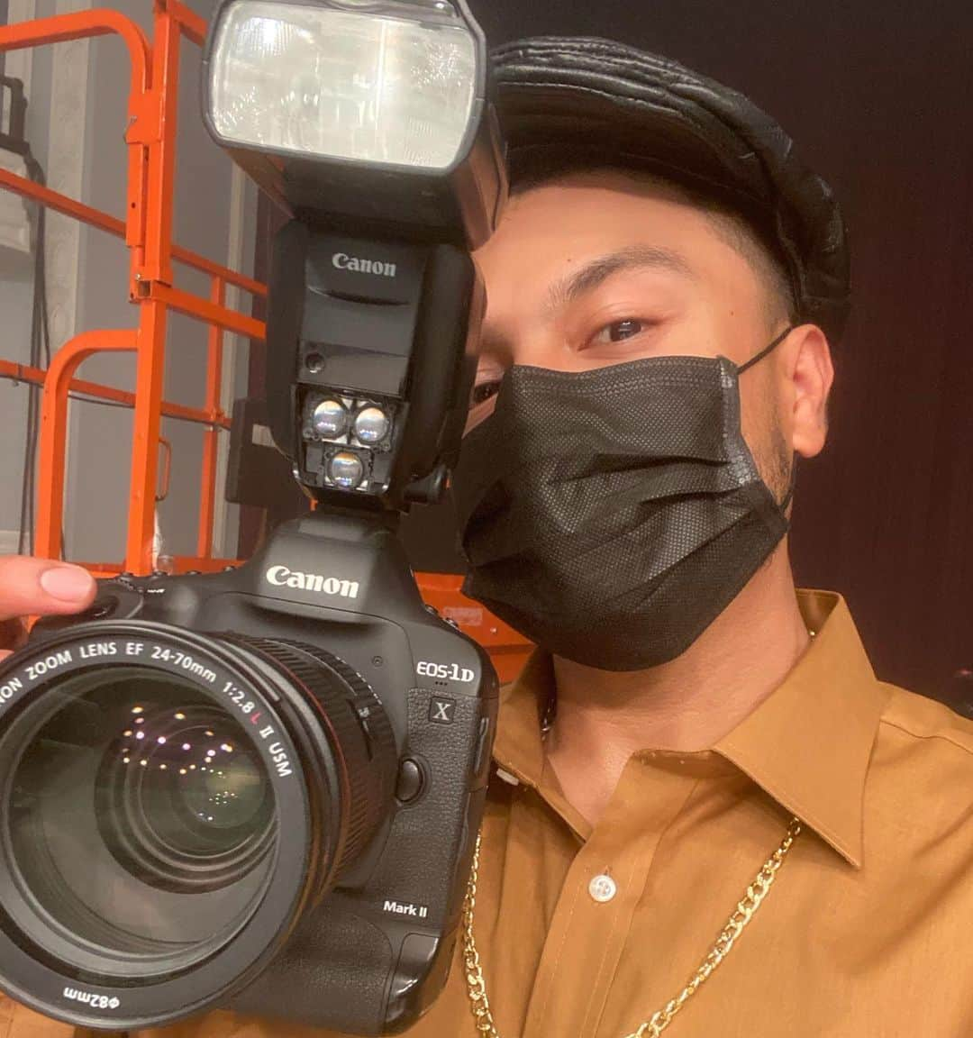 Alfredo Floresさんのインスタグラム写真 - (Alfredo FloresInstagram)「blending in on set 📸 #anyone」1月2日 2時24分 - alfredoflores