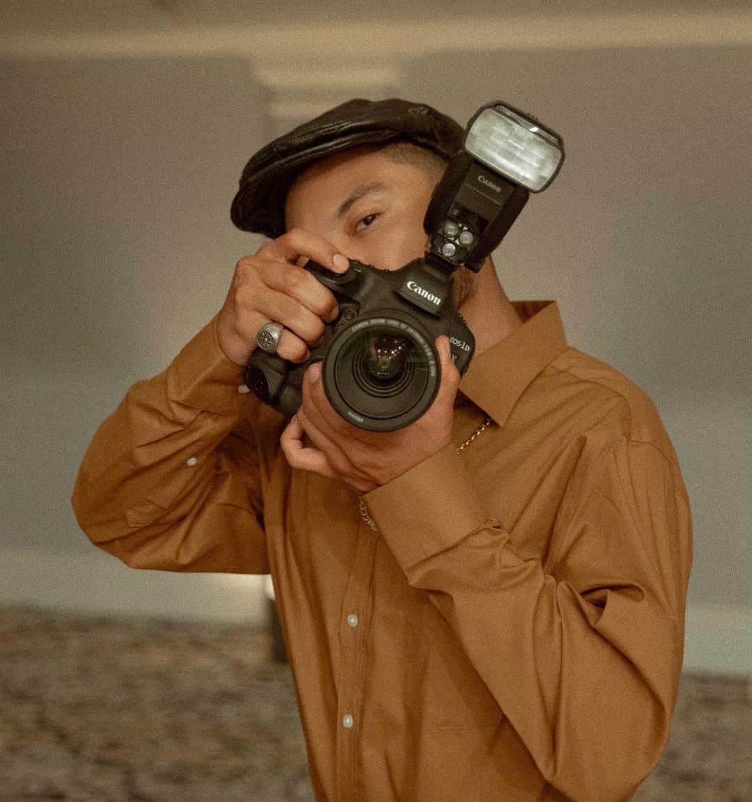 Alfredo Floresのインスタグラム：「blending in on set 📸 #anyone」