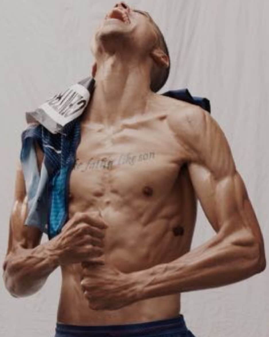 のインスタグラム：「2 truths, 1 lie: A. 345lb max bench B. Flexed so hard I shit myself C. 40% body fat」