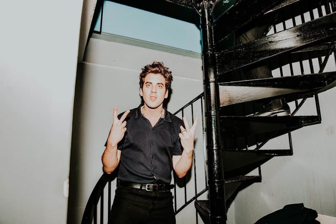 サーカ・ウェーヴスのインスタグラム：「2 fingers up to 2020… here's to getting back on the road in 2021!」