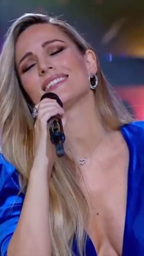 エドゥルネのインスタグラム：「En directo en la gala de Fin de Año de TVE.   ¡Feliz 2021 a todos!」