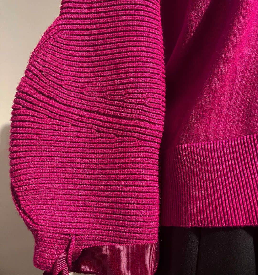 リエのインスタグラム：「Fuchsia for the New Year. Exclusively at the West Village boutique.   #rhié #newyorkboutique」