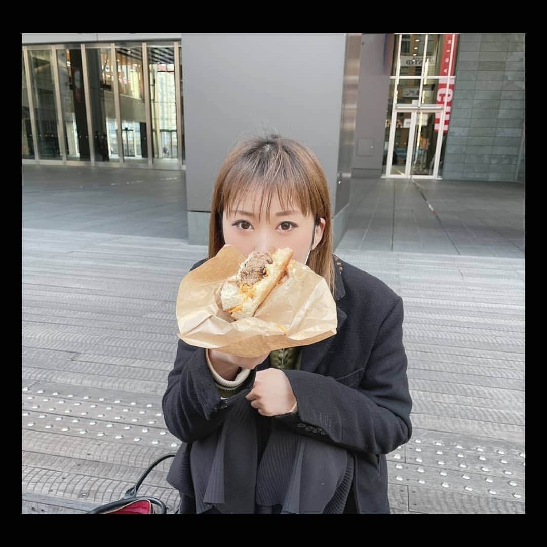 松浦麻里奈のインスタグラム：「モグモグ。12月4日にオープンした「Melt Sand」 で😋⚡ 人気で売り切れ続出だった😤👍  久しぶりにパン食べたわ(●’3)♡(ε`●) @meltsandofficial  お好きなサンド1名様にプレゼント😝🌸 DMにてお問い合わせください😍🌼  Melt Sand秋葉原店 〒101-0021 東京都千代田区外神田4-3-3 ドン・キホーテ秋葉原１階 03-3525-4825　  #秋葉原　#パン#食パン#秋葉原グルメ#テイクアウト #Takeout#pr#プレゼント#PRESENT#メトルサンド#サンドイッチ #カフェ#ハンバーグ#チーズ#たまごサンド#卵サンド #お土産#テイクアウトグルメ #テイクアウトランチ  #テリヤキ#バーガー#ハンバーグ#ハンバーガー#Hamburg」