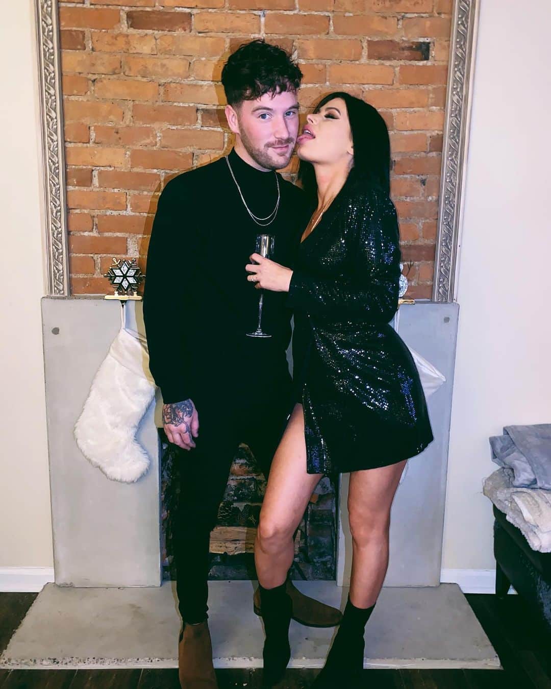 のインスタグラム：「2020 was rough, but honestly it showed me who matters most. We rang in the new year with our closest friends, not in a bar surrounded by strangers. 2021 is probably gonna be a weird one,  but at least we have each other 🤞🏻🎉」