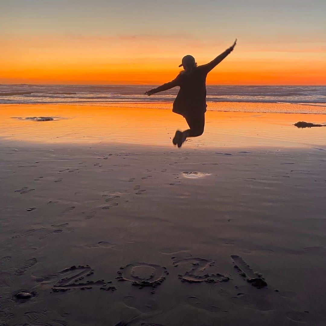 キャサリン・ウィニックのインスタグラム：「2021. Happy New Year!! The best is yet to come! ✨」