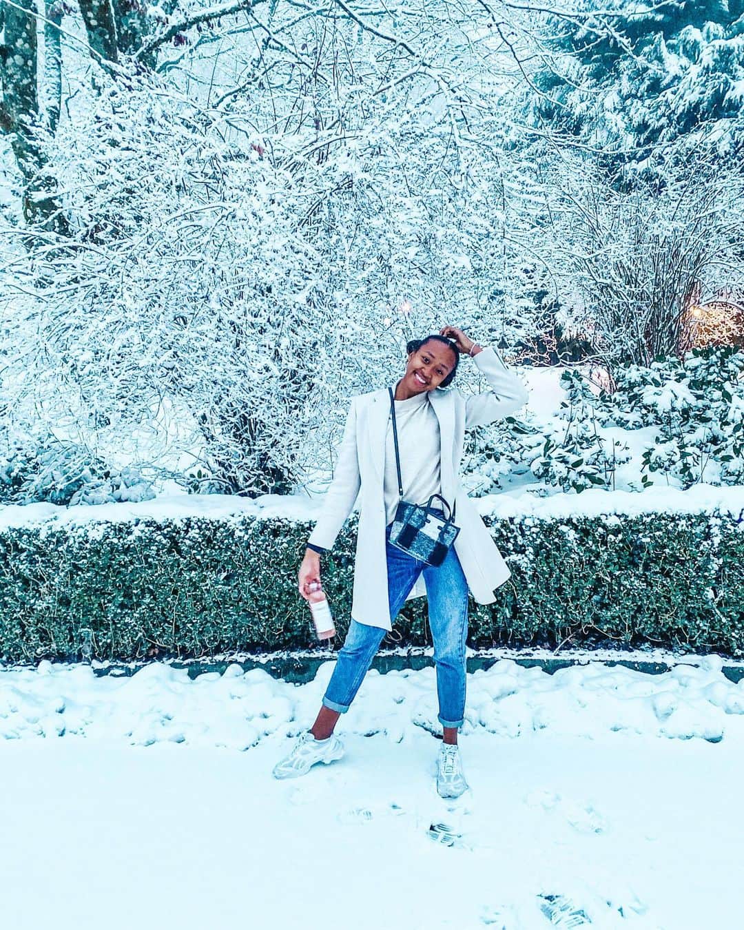 サラ・アチョさんのインスタグラム写真 - (サラ・アチョInstagram)「❄️ Winter Wonderland ❄️ leaving Switzerland tomorrow for warm weather training. Very lucky to be able to travel ✨ . . . . #switzerland #swiss #snow #winter #white #fun #jump #covid19 #2021 #jumping #walking #landscape #happy #woman #happygirl #happiness #happynewyear #newyear」1月2日 2時56分 - sarah_atcho