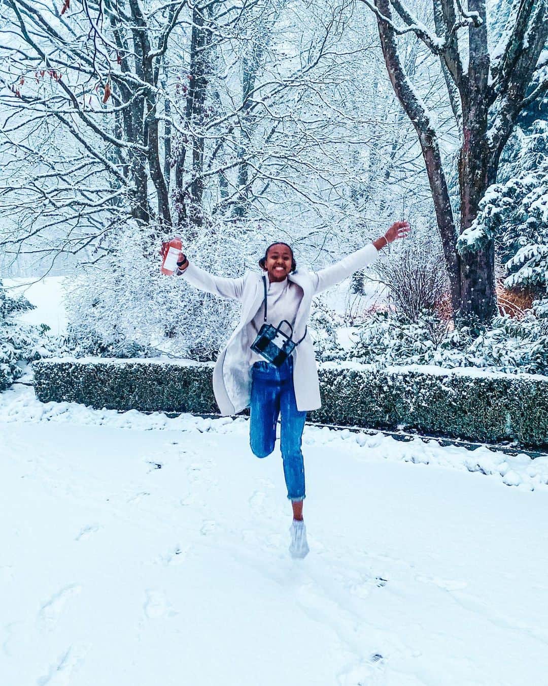 サラ・アチョのインスタグラム：「❄️ Winter Wonderland ❄️ leaving Switzerland tomorrow for warm weather training. Very lucky to be able to travel ✨ . . . . #switzerland #swiss #snow #winter #white #fun #jump #covid19 #2021 #jumping #walking #landscape #happy #woman #happygirl #happiness #happynewyear #newyear」