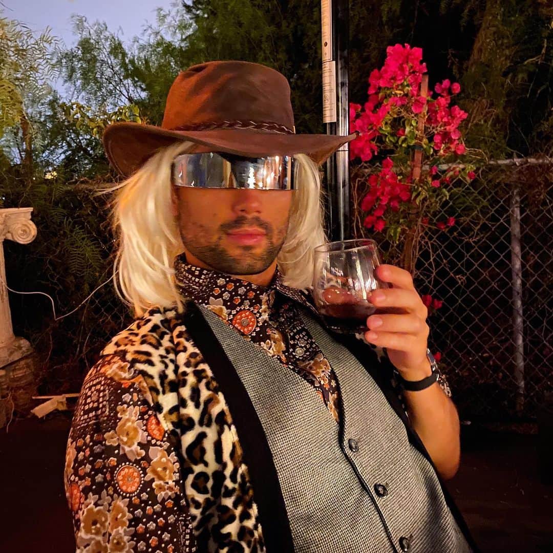 スティーブン・コレッティのインスタグラム：「Did the year change me? We’ll see... Happy New Year. 🍻」