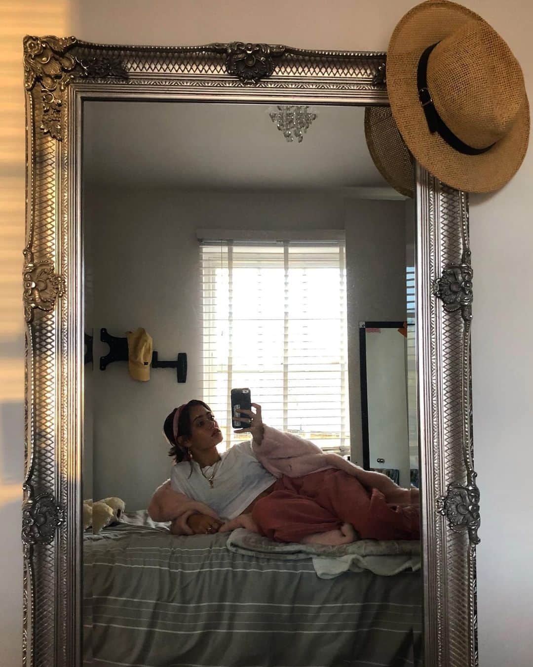 エラ・パーネルのインスタグラム：「Happy New Year everybody ✨💛🥳 This year has been rough, obviously, but a huge year of growth still. It took me a while, but I finally feel like I’m beginning to come back to myself again. It started with making small decisions around looking after myself better. Then it turned into making larger decision that prioritised my long-term health and happiness overall. These were not easy, they were very fucking hard. I cried a lot, relapsed a lot, and became paralysed with fear and overwhelm at times. But finally I can hear my intuition again, and through showing up consistently for myself, I’m learning to trust myself and feel at home in this person I am. Figuring out who I am, who I want to be, what I want to do and how I’m going to get there has been something I’ve always struggled with, but this year has allowed me to do that and for the first time in a long time, I am feeling hopeful for the future. I am learning a lot about myself and life and love and humans and the world, and however chaotic or overwhelming or sad or hopeless life feels sometimes, I am grateful to be here. Thank you so much to all the beauties who have made this year bearable, I truly don’t know where I’d be without you. ❤️ Now! Some intentions for 2021: -Spend more time with friends and family. Be better at staying in touch. -Continue to listen to and trust my gut, making good, healthy decisions for myself! -Continue to invest worthwhile time and energy into my goals and passions. -Work on routine, self-discipline and procrastination. -Try to be more aware of and actively challenge all negative self-talk and self-limiting beliefs. Be kind, compassionate, patient and nurturing to myself. ✨ Curious to know what all of yours are? Resolutions/intentions/whatever you call ‘em. Onwards and upwards people! Wishing you all health, happiness, love and luck. Here’s to a New Year. Love to all. E. ❤️x」