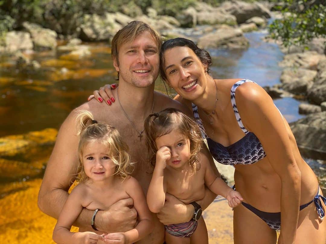 シェイラ・カストロのインスタグラム：「Feliz ano novo, feliz vida! Começamos nosso ano assim, conectados com a natureza. Saúde e muitas bençãos para todos vcs! Força, dedicação e resiliência para correr atrás dos seus objetivos! Beijos da nossa família!!! #1dejaneiro #primeirodiadoano #2021 #albumdalizeninna #sheillacastro」