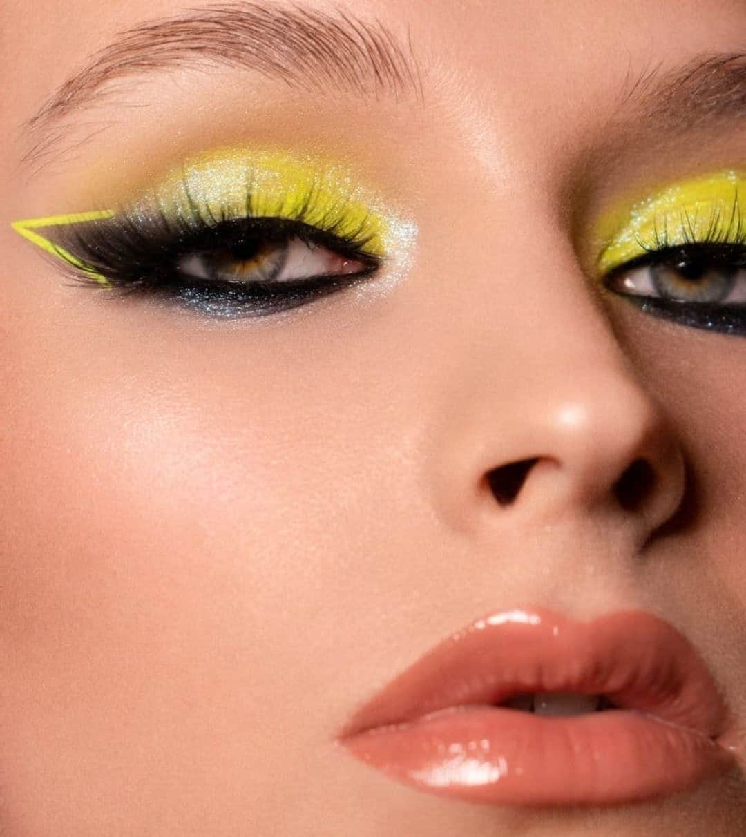 メイクアップアートコスメティックスさんのインスタグラム写真 - (メイクアップアートコスメティックスInstagram)「Say hello to grey and yellow 🤍💛. Wear the colours of the year with Eye Shadow in High Concept and Chrome Yellow from the Art Library: It’s Designer palette.  Makeup Artist: @liisa.nikishina Photography: @trofimretouch #Regram @maccosmeticsrussia」1月2日 3時00分 - maccosmetics