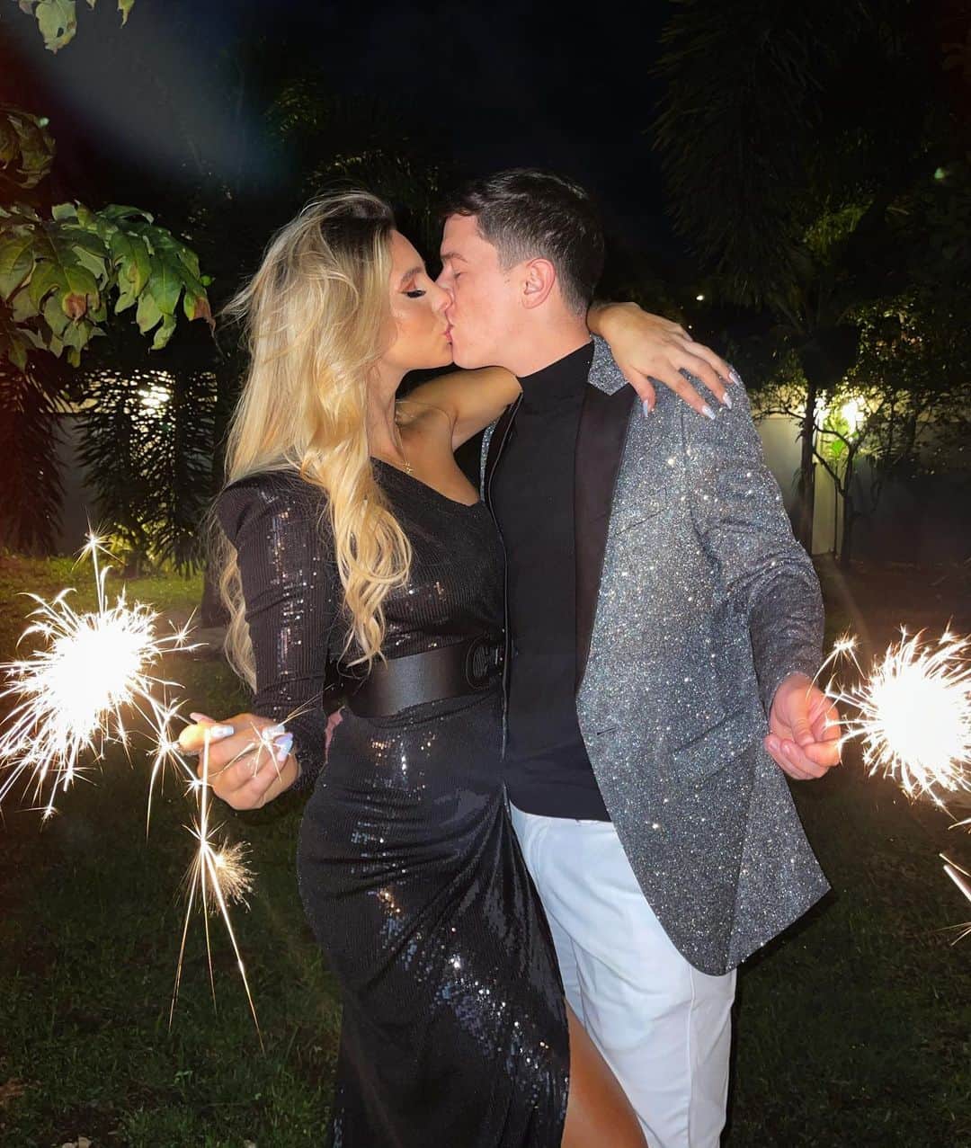 Leleponsさんのインスタグラム写真 - (LeleponsInstagram)「HAPPY NEW YEAR 🎊🎈 2021 !!! Wishing you a year full of happiness and opportunities❤️」1月2日 3時11分 - lelepons