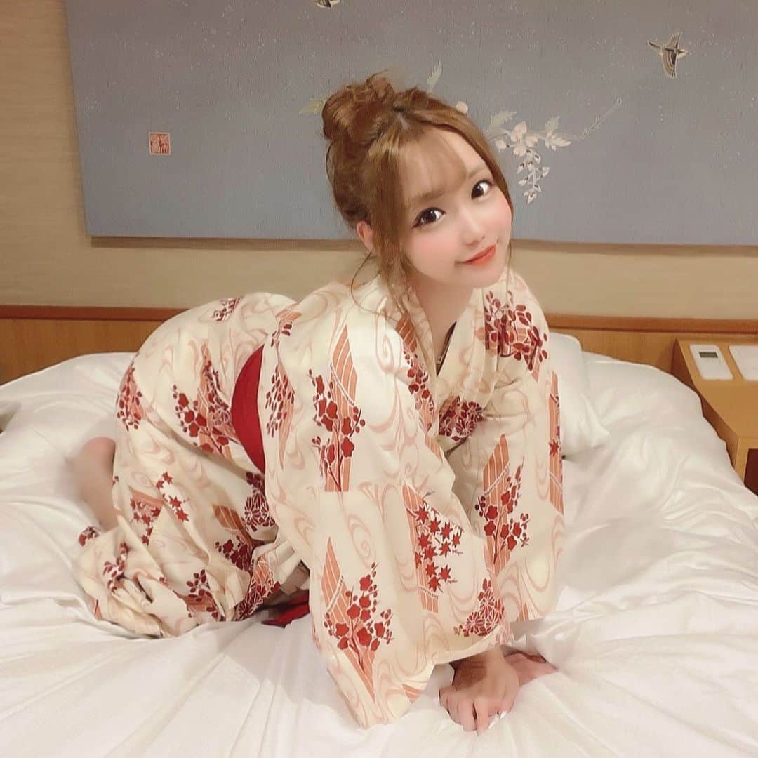 のインスタグラム：「あけましておめでとうございます🐮🎍 今年も何卒よろしくお願いします♡ . . . お正月暇でやることがないので今更だけど三姉妹で金沢に旅行行った時の写真を載せてゆく〜🦀 . . . #あけましておめでとうございます #金沢 #温泉 #浴衣女子 #女子旅 #インスタ映え #名古屋 #錦 #salondegold #キャバクラ  #キャバ嬢 #クラブ #ラウンジ #自撮り #シャンパン #歌舞伎町 #六本木 #銀座 #北新地  #ミナミ #中洲 #すすきの #followforfollowback #いいね #followｍe #follow #かわいい #instalike #instagood #likesforlike」