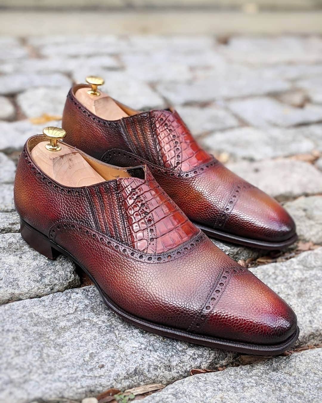 ガジアーノ&ガーリングのインスタグラム：「A Beautiful way to start the year by showcasing this beautiful pair of @gazianogirling Barclay, made with grain calf leather and alligator leather with a custom patina.  Credit: @hancore . . . . . . . . .  #menstyle #classicshoes #elegantshoes #handwelted #handmadeshoes #classicfootwear #stylish #shoemaker #mensfootwear #bespokemakers #fashion #brspokemakers #bespokeshoes #mensfashion #madeinengalnd  #mensshoes #menswear #shoesoftheday #shoestagram #shoestyle  #shoes」