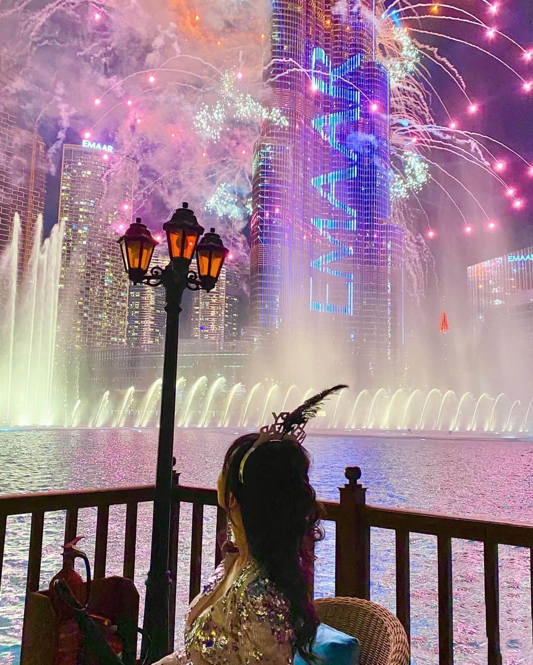Rieさんのインスタグラム写真 - (RieInstagram)「✨Happy New Year 2021✨  カウントダウンパーティーは、今年は子供達も全員ドバイに集まり今までで最高でした！  Burj Khalifaの花火とドバイファウンテンが目の前のレストランのテラス席を貸し切って行いました🙌  @jwdtravel   #newyearseve #ドバイカウントダウン #fireworks  #countdown #ドバイ #ドバイ旅行 #ドバイ観光 #ドバイインスタ映え  #ドバイ生活  #ドバイグラム  #ドバイ在住 #海外暮らし #海外旅行 #海外旅行好きな人と繋がりたい  #タビジョ #ビジットドバイ  #middleeast  #dubai #dubaitrip #dubaigram  #dubailife #dubaiinstagram  #mydubai #visitdubai」1月2日 3時05分 - rie_dubai